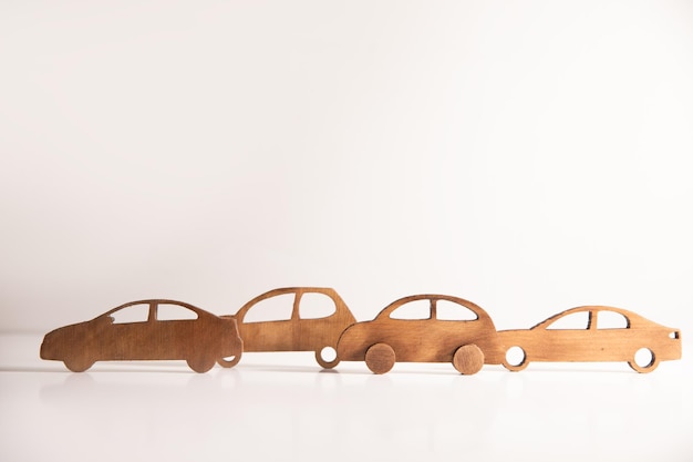 houten auto model op witte achtergrond