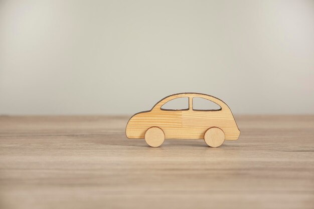 Houten automodel op houten tafel