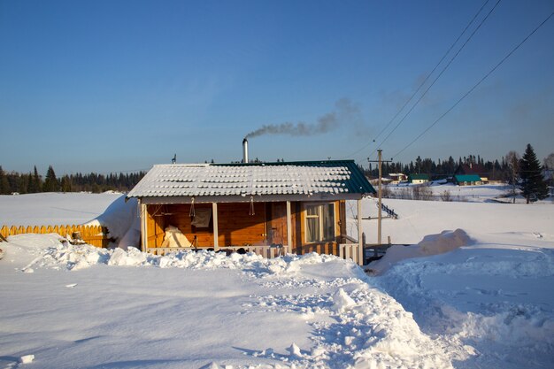 Houten bad in de winter. winterlandschap. winter in siberië.