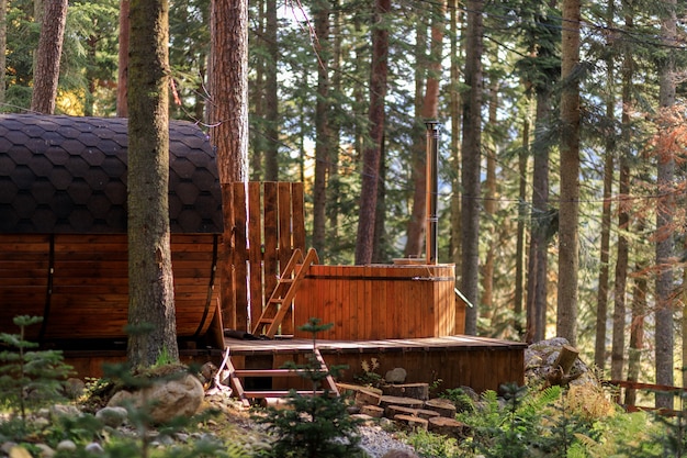 Houten badkamer in het bos in de bergen