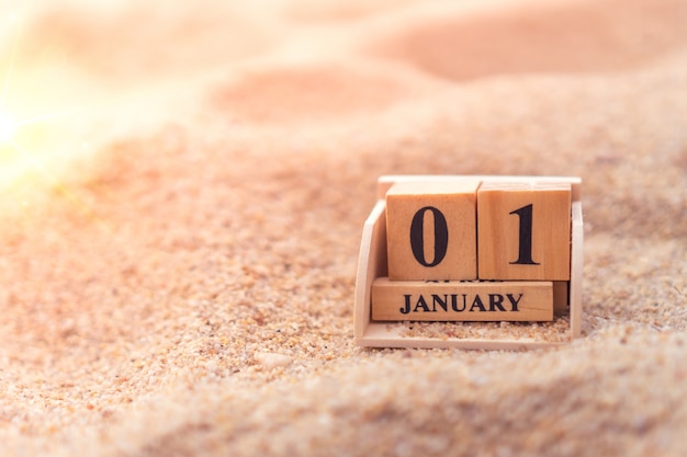 Foto houten bakstenen blok toont datum- en maandkalender van 1 januari of nieuwjaarsdag.