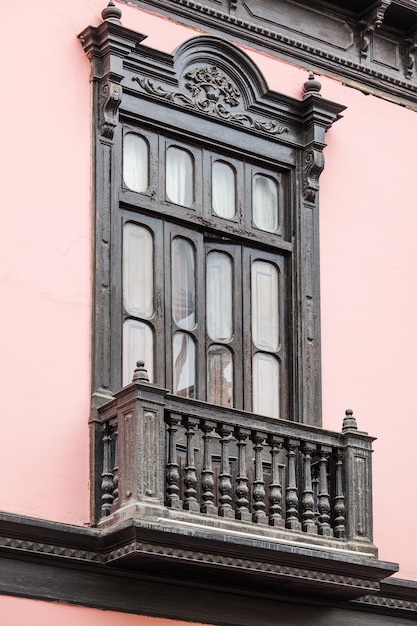 Houten balkon en een raam