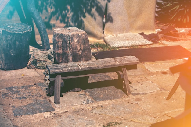 Houten bank en houten bijzettafel in de tuin Artistiek licht