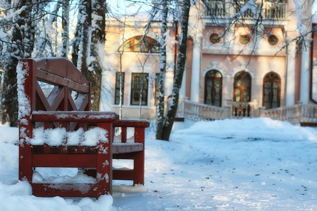 houten bank in de winter