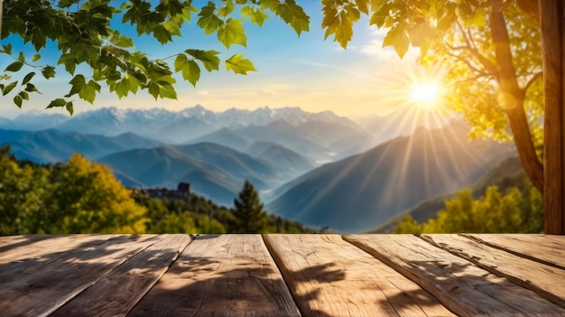 Houten bank is voor de grote bergketen met de zon schijnend op het maken van een prachtige