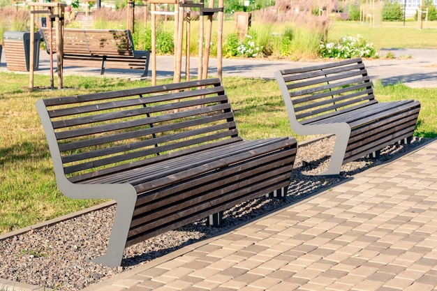 Houten banken in het stadspark