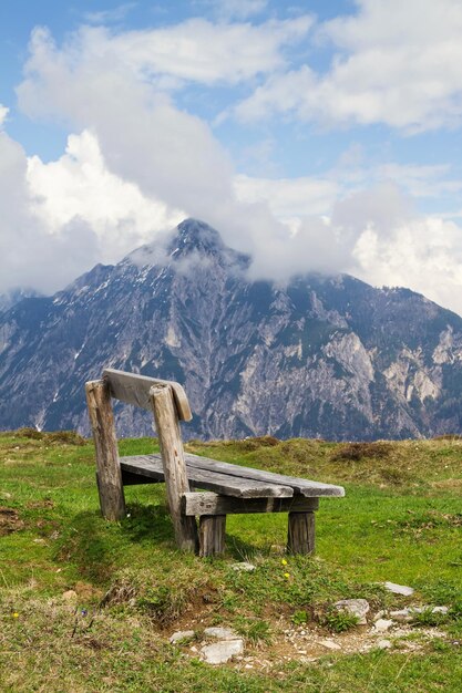 Houten bankje en op de achtergrond de Oostenrijkse Alpen