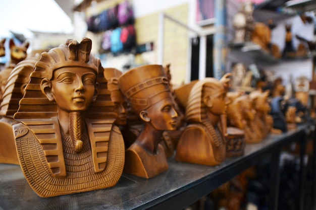 Houten beelden van Egyptische farao's