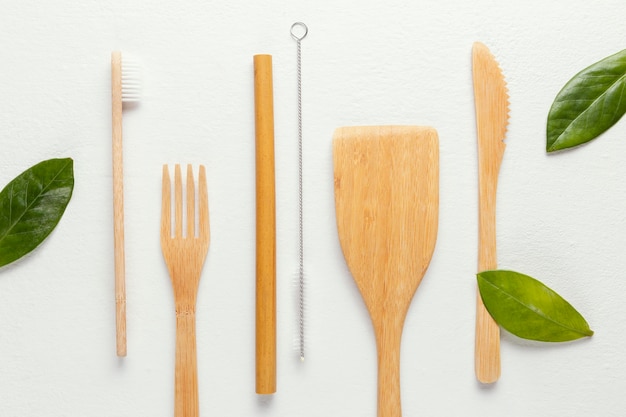 Foto houten bestek dat op bureau wordt geplaatst