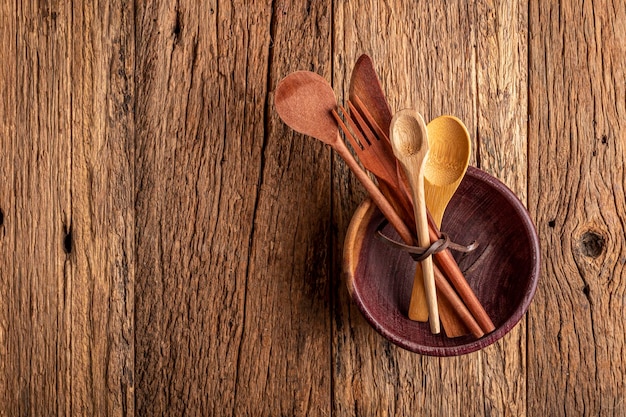 Foto houten bestek op houten tafel