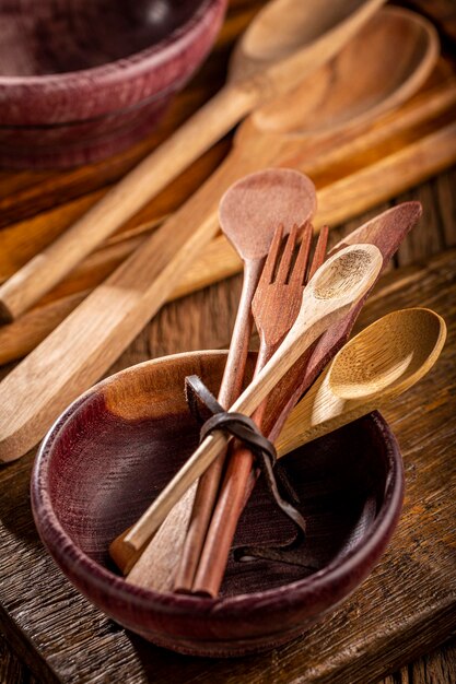 Houten bestek op houten tafel