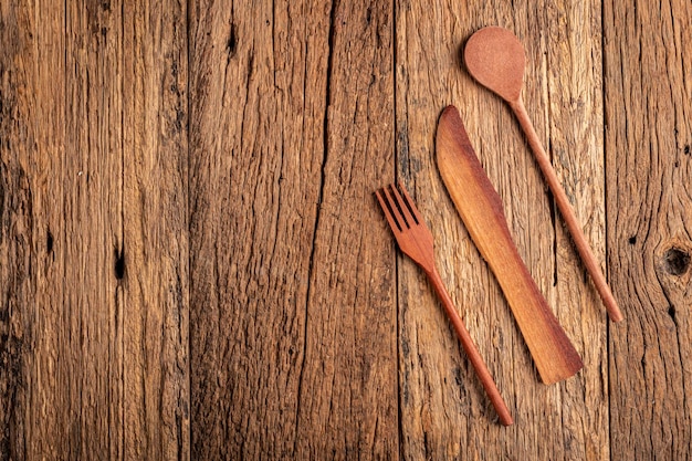 Houten bestek op houten tafel