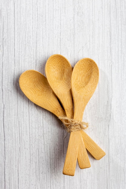 Houten bestek op houten tafel