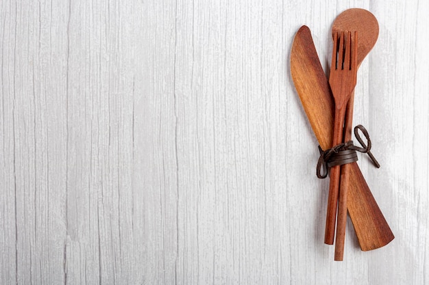 Houten bestek op houten tafel