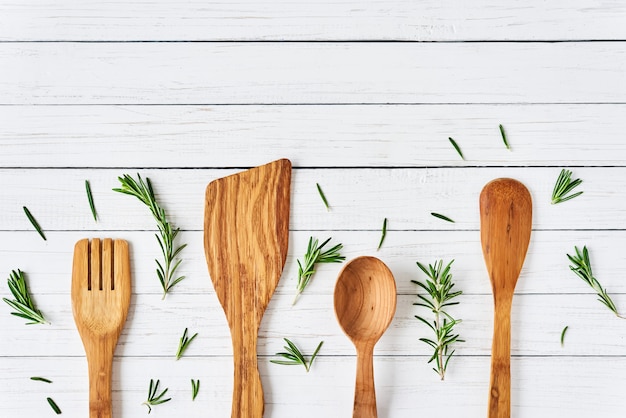 Houten bestek, spatel en lepel op witte houten tafel