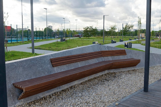 Houten betonnen bankje in het park