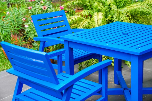 Houten blauwe stoel en tafel in de tuin