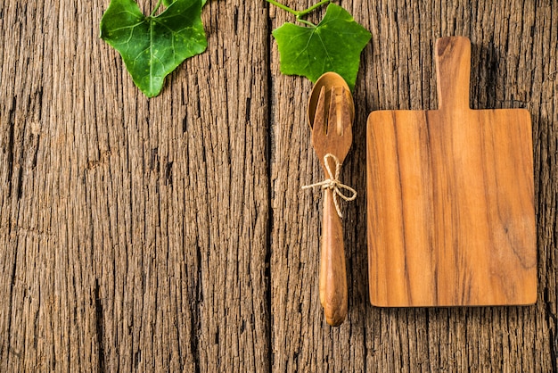 Houten blok en lepel en vork op houten achtergrond