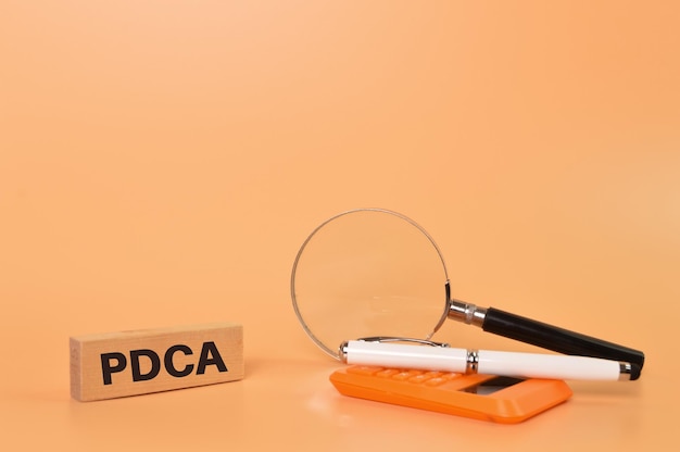 Houten blok geschreven met PDCA staat voor Plan Do Check Act