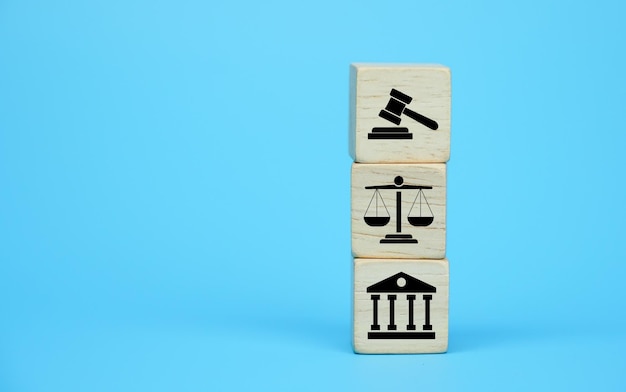Houten blok kubusvorm met pictogram wet juridische rechtvaardigheid op een blauwe achtergrond