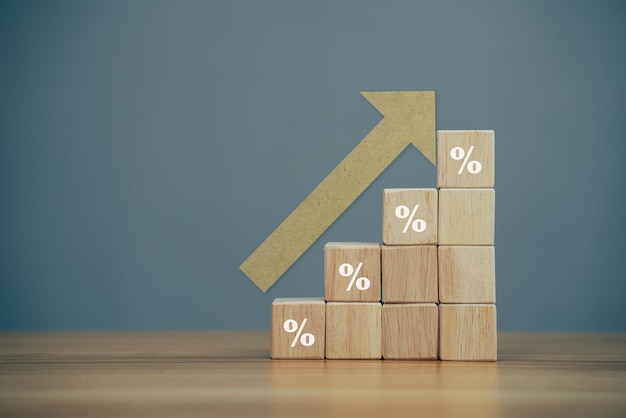 Houten blok met percentageteken en pijl omhoog groeieconomie