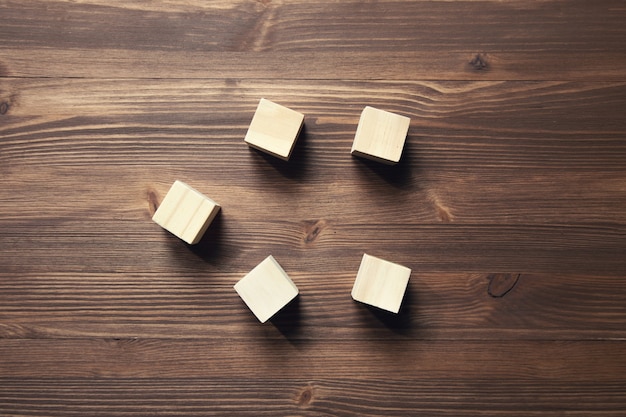 Houten blok op de houten tafel