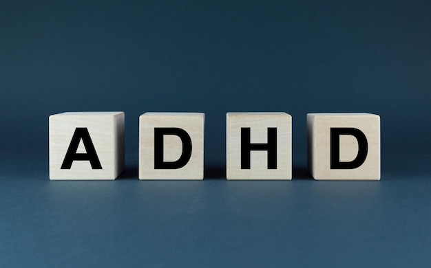 Houten blokken die ADHD spellen