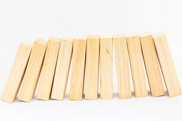 Houten blokken die elkaar ondersteunen op een witte achtergrond Leiderschap en ondersteuning Conceptruimte voor tekst