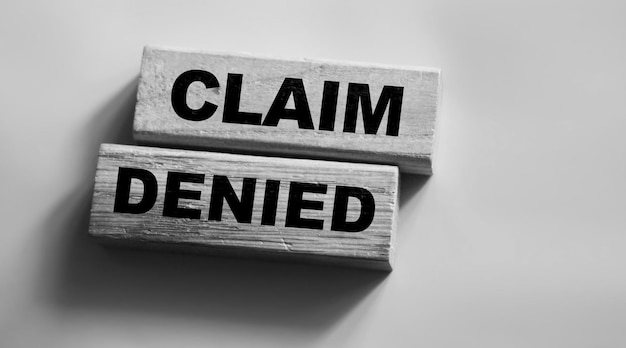 Foto houten blokken met de tekst claim denied insurance business concept