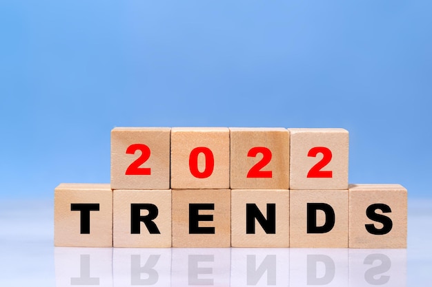 Houten blokken met het woord trends 2022. populaire en relevante onderwerpen. nieuwe ideologische trends van de mode.