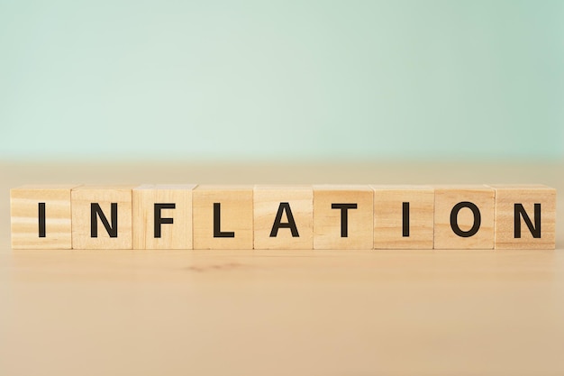 Houten blokken met INFLATION-tekst van concept.