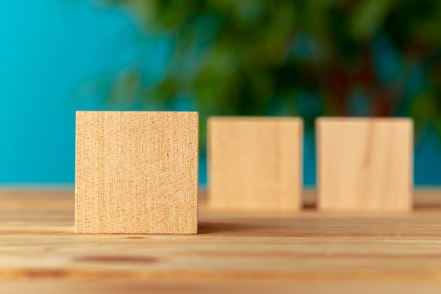 Houten blokken op bureau tegen vage installatie