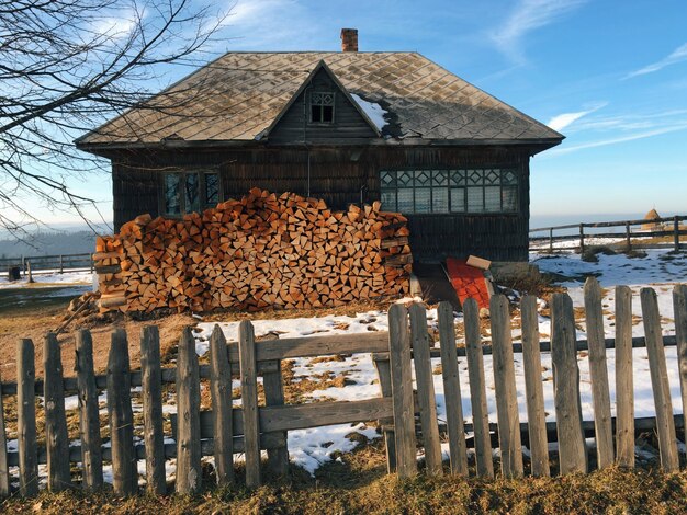 Foto houten blokken per huis tijdens de winter op een zonnige dag