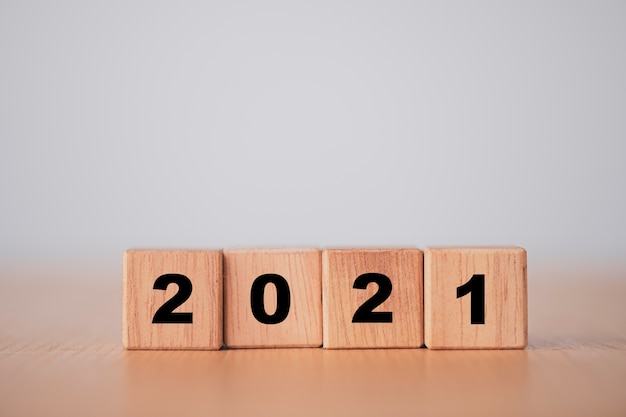 Houten blokken voor het wisseljaar 2020 tot 2021. Nieuwjaar en vakantieconcept.