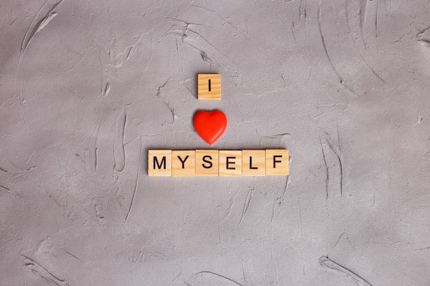 Foto houten blokletters met geschreven quote: ik hou van mezelf. concept van mezelf accepteren.