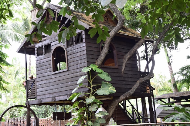 Foto houten boomhut in het historische park van guayaquil ecuador