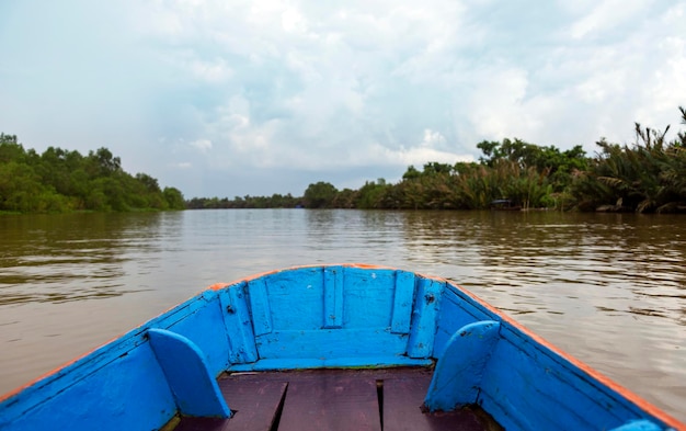 Houten boot drijvend op het kanaal van Thailand in reizen