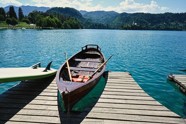 Houten boot in de pier van het prachtige meer van Bled, Slovenië