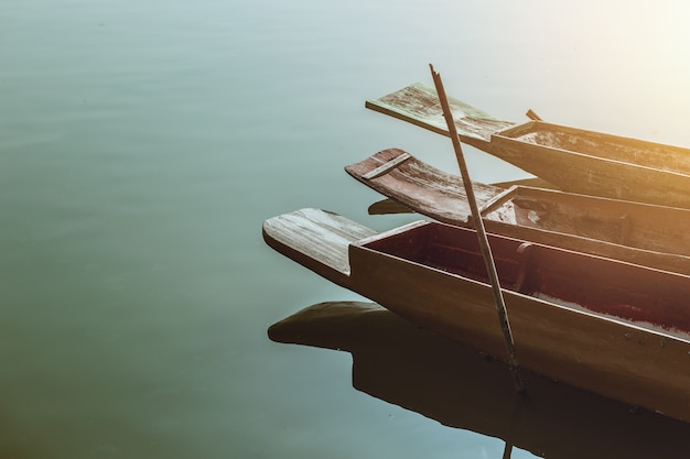 Houten boot in het kalme meer in landelijk Aziatisch land