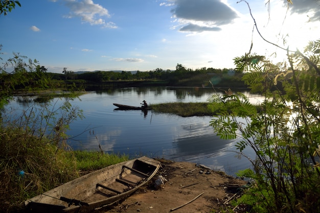 Houten boot visserijlandschap in thailand