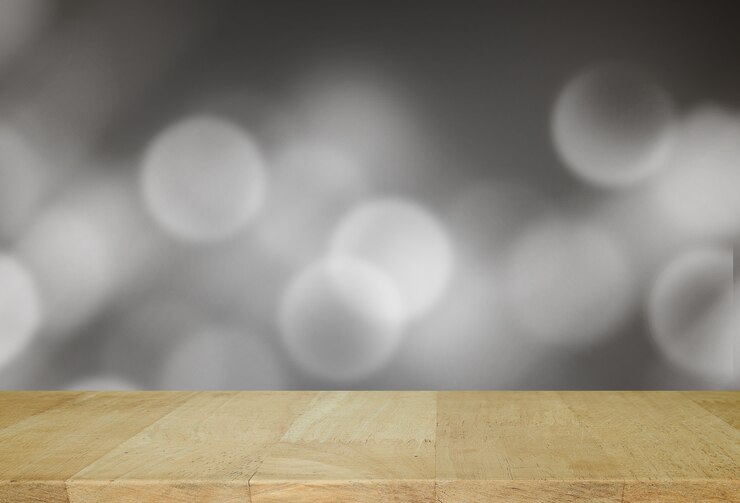 Houten bord met abstracte achtergrond in grijze tinten.
