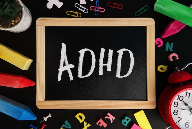 Houten bord met ADHD-tekst op een achtergrond van verschillende kleurrijke onderwerpen