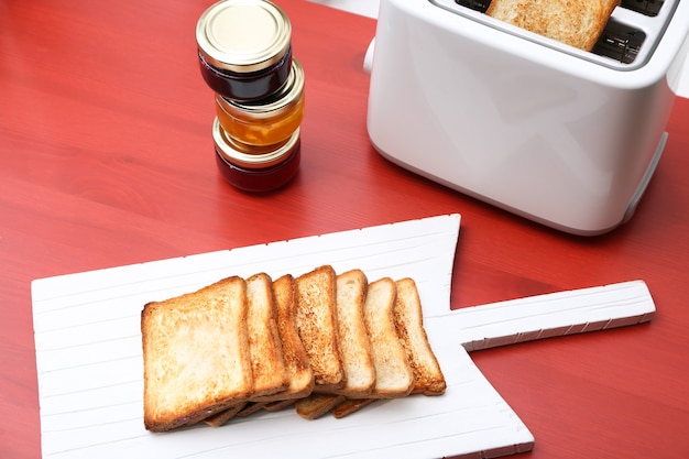 Houten bord met geroosterd brood op tafel