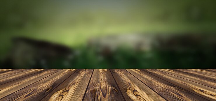 Houten bord met onscherpe achtergrond