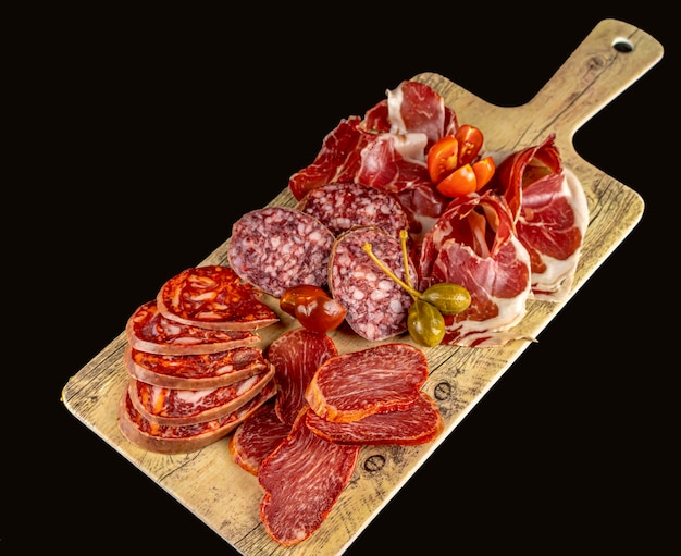 Houten bord met spaanse iberische deilcatessen