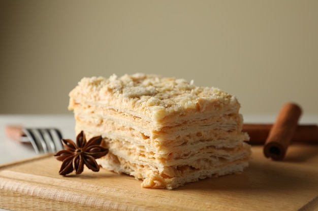 Houten bord met stuk napoleon cake met kaneel