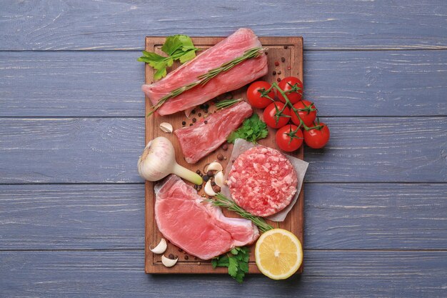 Houten bord met verschillende soorten vlees op tafel