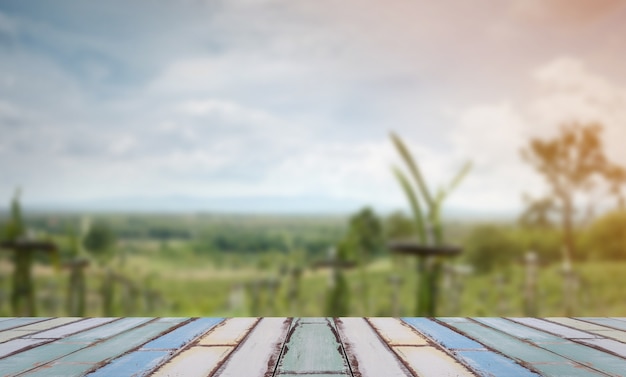 Houten bord met wazig veld over blauwe hemel achtergrond.