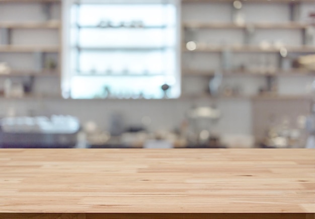 Houten bordtafel en onscherpe achtergrond Perspectief moderne bruine houten bar in coffeeshop kan worden gebruikt voor weergave of montage van producten en mock-up voor weergave