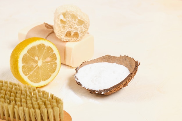 Houten borstel, citroen, zeep, luffa en bakpoeder voor eco-reiniging nul afval lifestyle concept. niet-giftige reinigingsmiddelen voor het huishouden